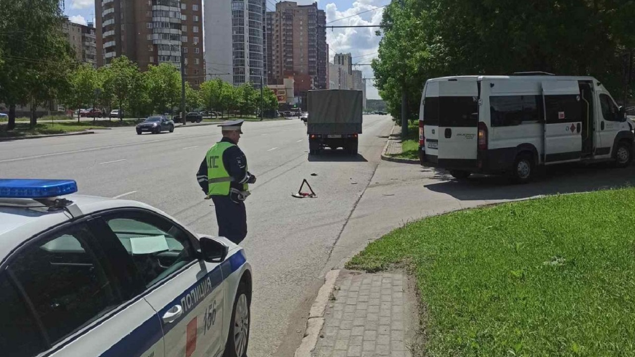Грузовик подрезал маршрутку в Челябинске и спровоцировал жесткое ДТП
