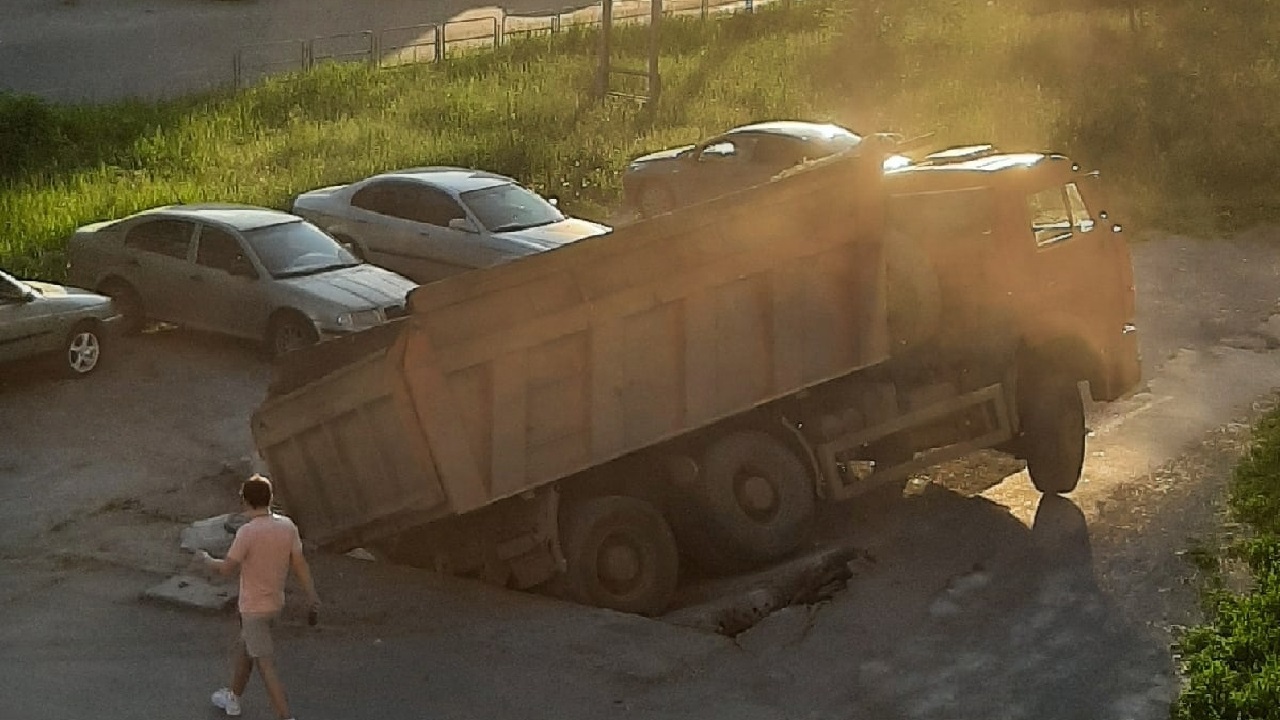 КамАЗ с грузом провалился в яму в Челябинской области