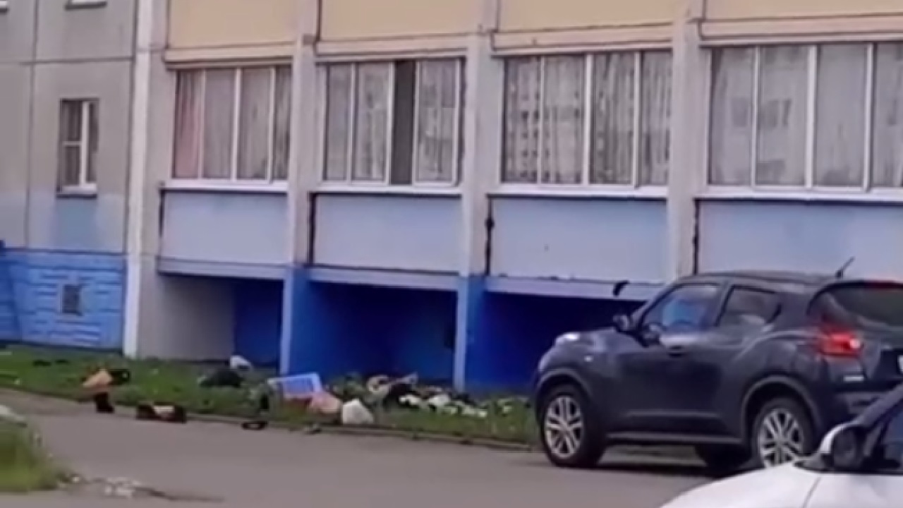 В Челябинске из окна жилого дома выбросили одежду, технику и мебель ВИДЕО