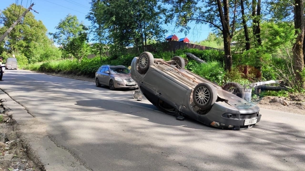 Жесткое ДТП: иномарка врезался в столб и перевернулась в Челябинской области