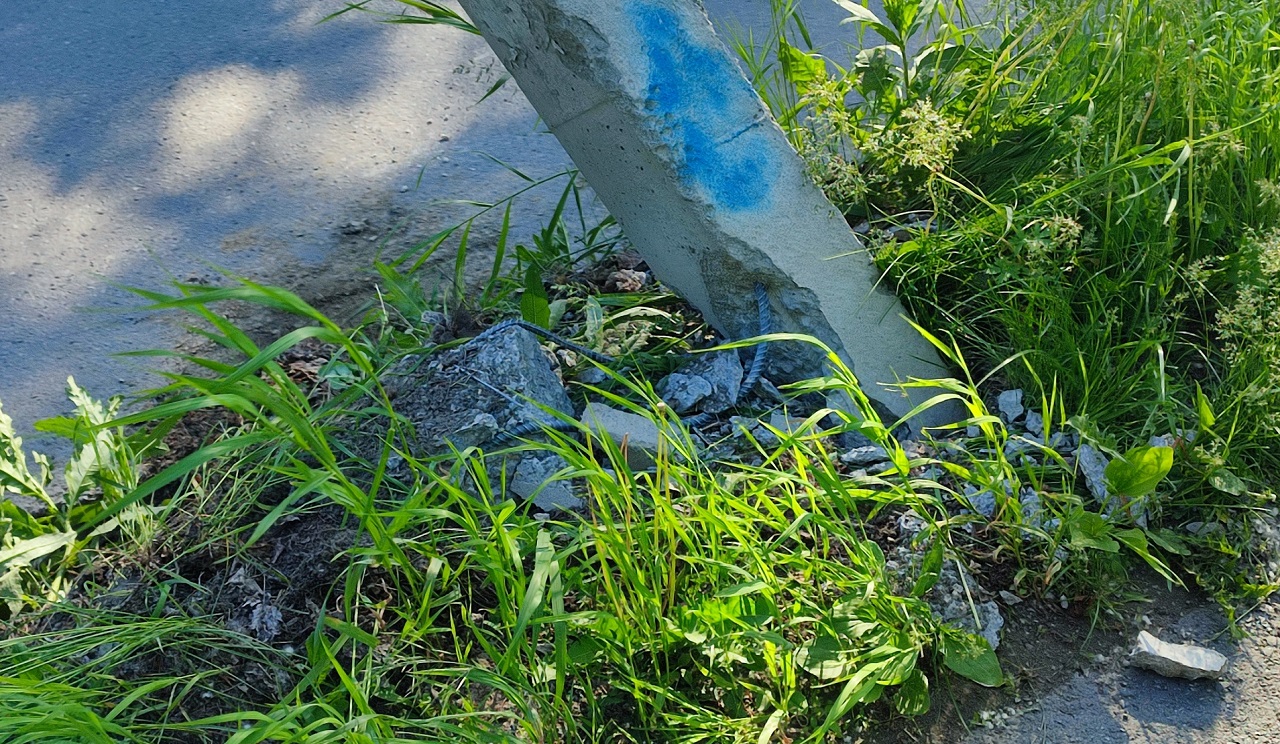 Жесткое ДТП: иномарка врезался в столб и перевернулась в Челябинской области