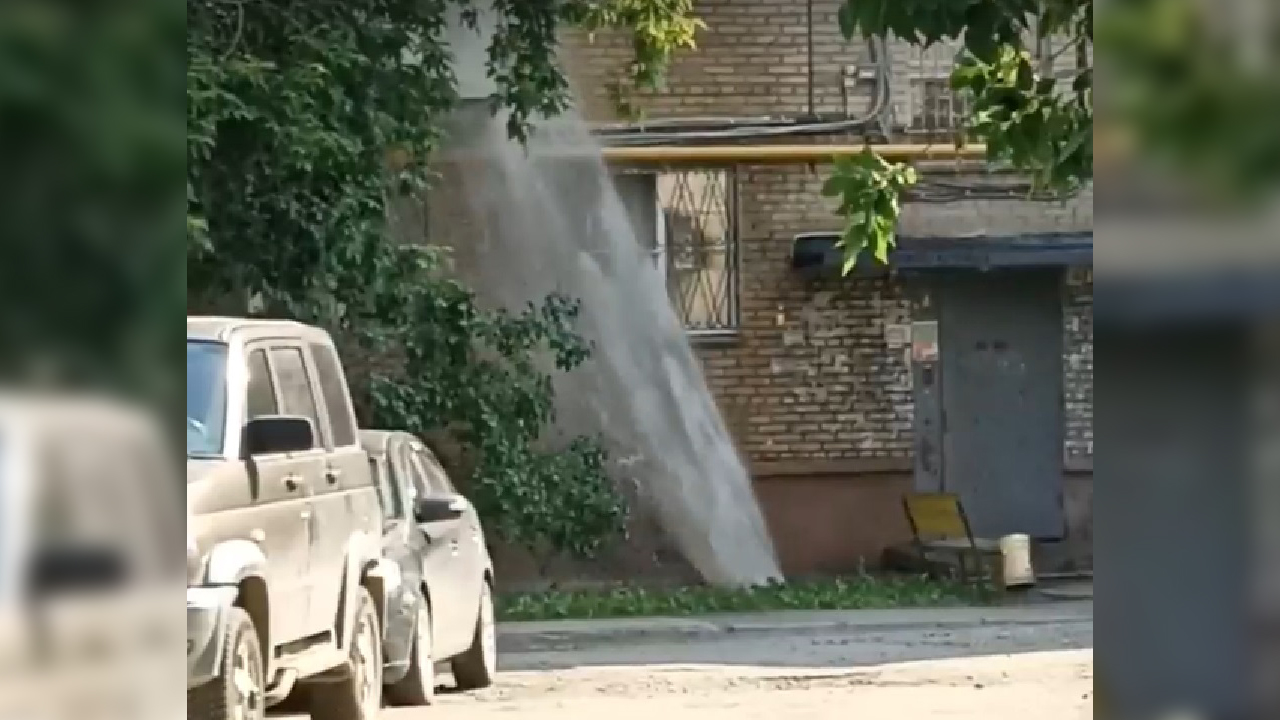 Мощный фонтан воды забил возле жилого дома в Челябинске