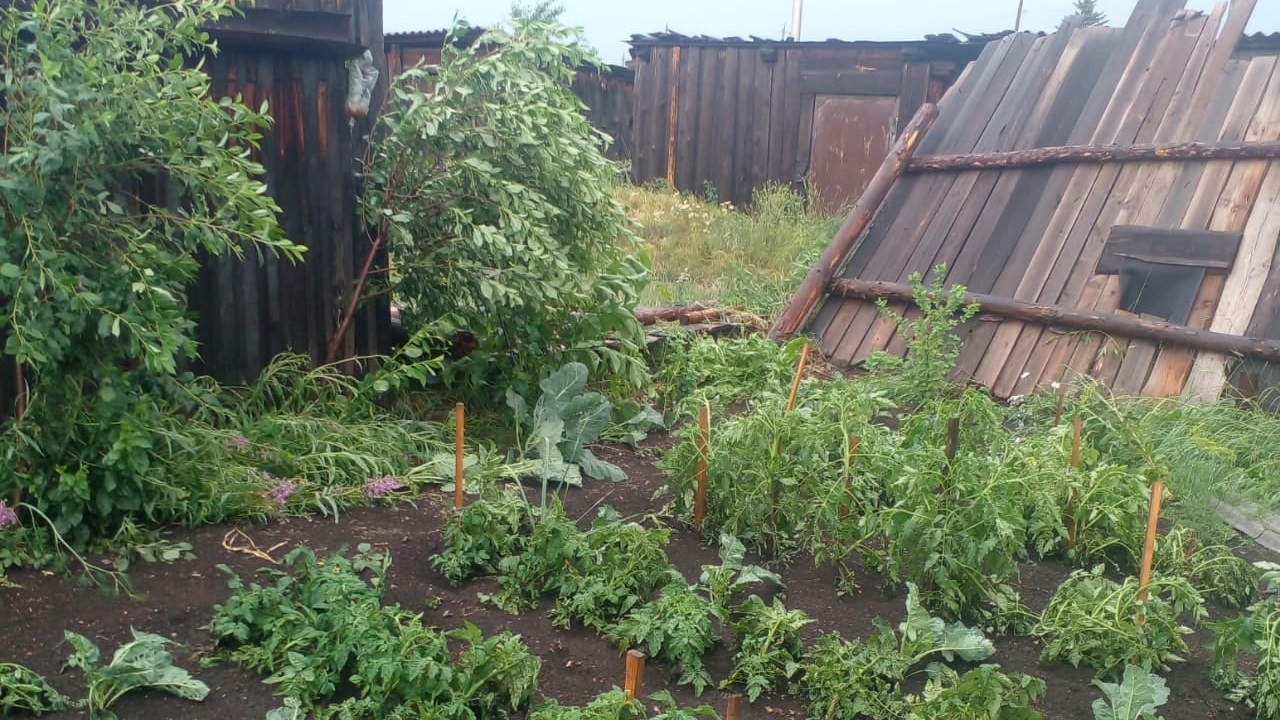 Потопы на дорогах и оторванные крыши: непогода обрушилась на Южный Урал