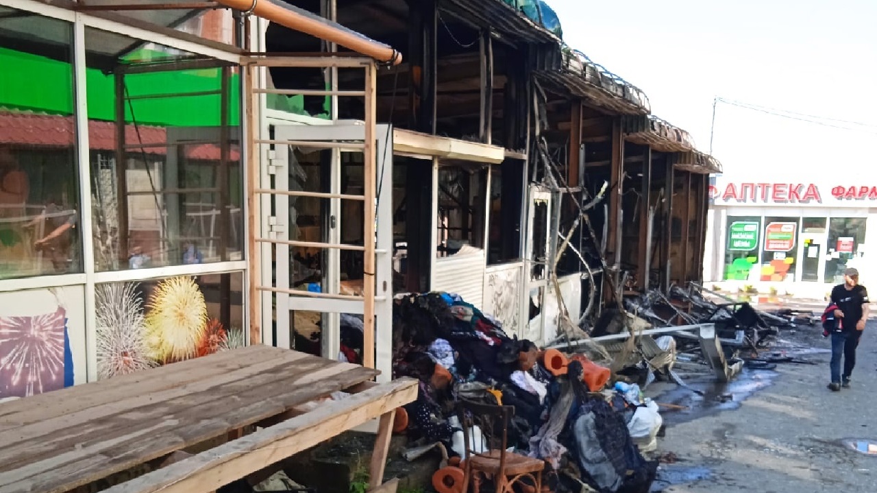 Торговый павильон уничтожило пламенем в Челябинской области
