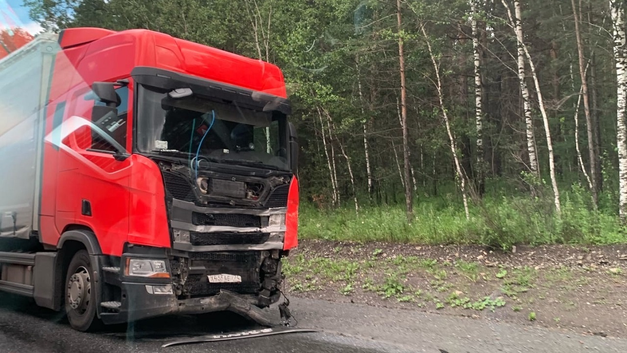 Фура раздавила легковушку на трассе в Челябинской области, есть погибший Фура раздавила легковушку на трассе в Челябинской области, есть погибший