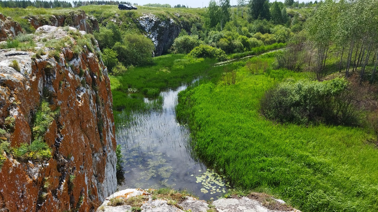 Природный аттракцион: древние скалы на Урале привлекают туристов