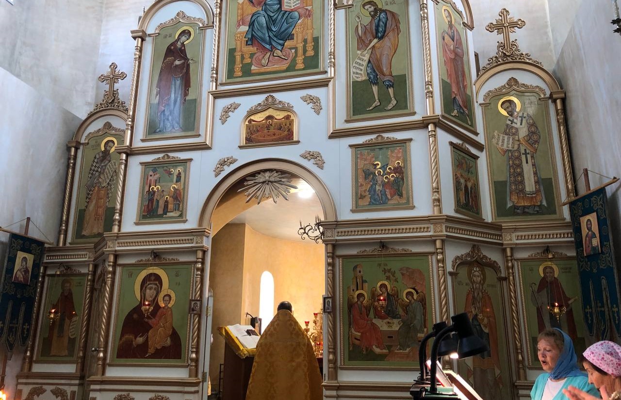 В храме на Южном Урале слепым прихожанам рассказывают, как проходит служба