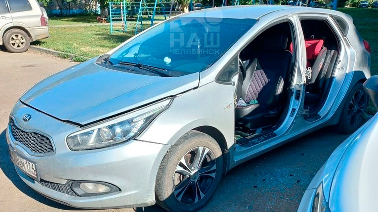 Во дворе Челябинска с припаркованного автомобиля сняли двери Во дворе Челябинска с припаркованного автомобиля сняли двери