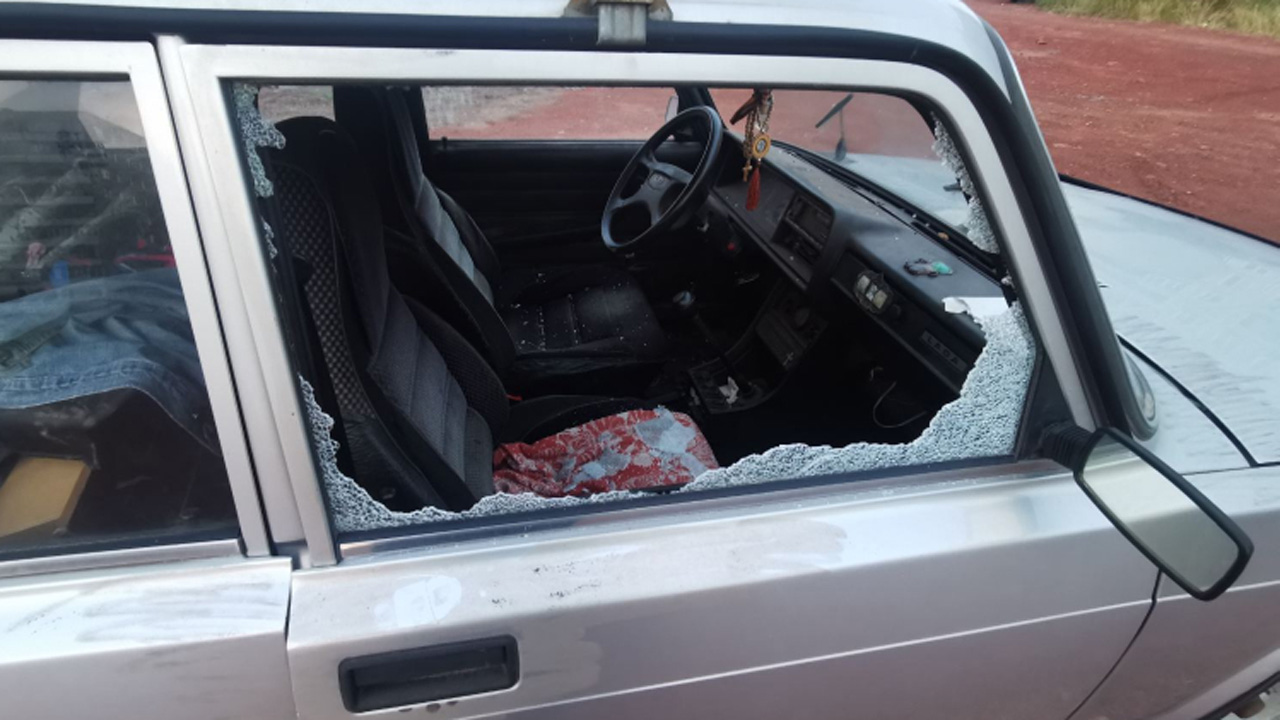 Разбито стекло: с парковки в Челябинской области едва не угнали автомобиль