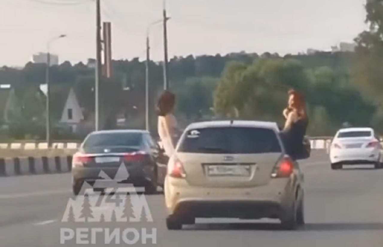 Две пассажирки устроили экстремальное катание на автомобиле в Челябинске