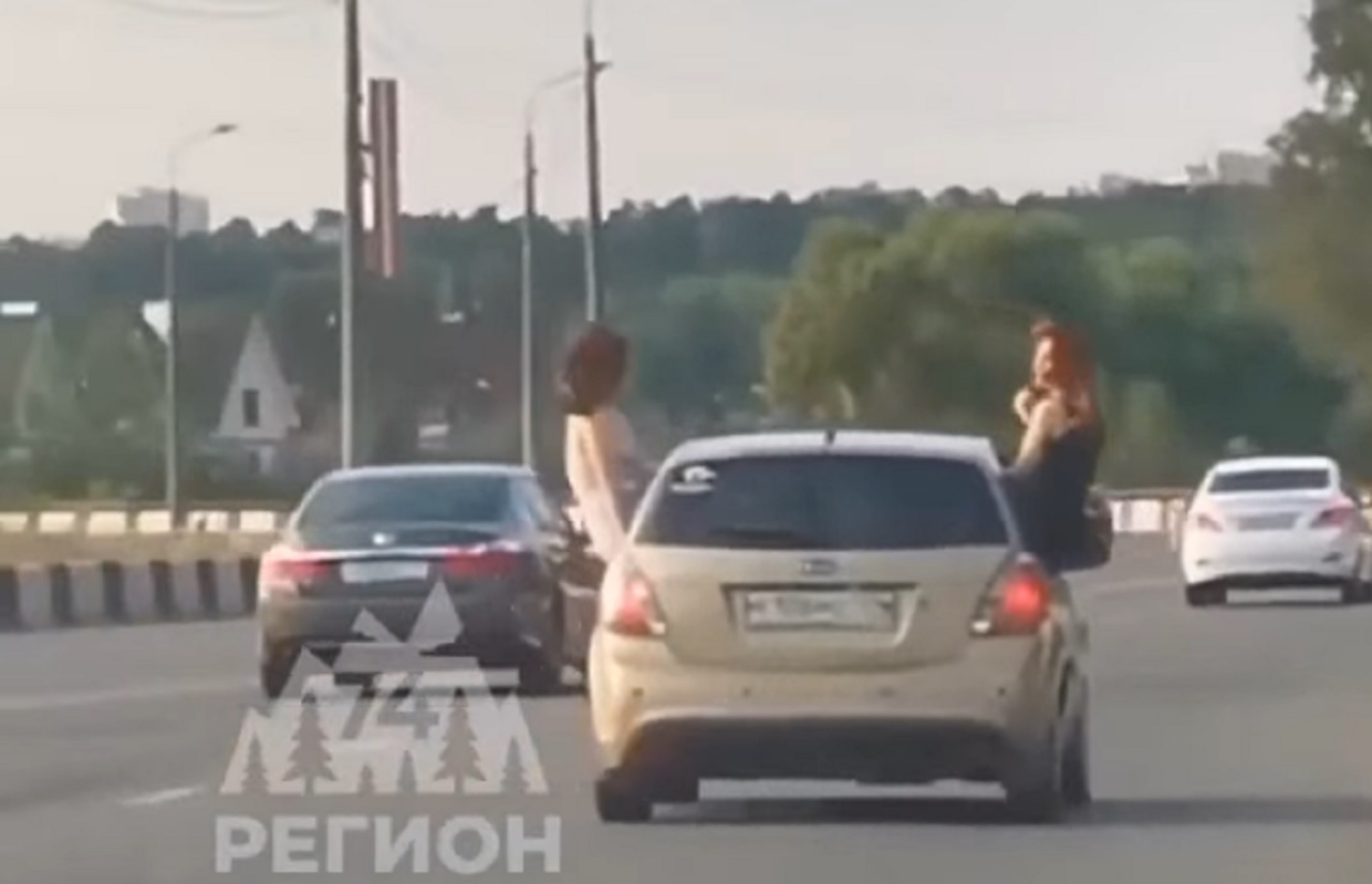 Две пассажирки устроили экстремальное катание на автомобиле в Челябинске Две пассажирки устроили экстремальное катание на автомобиле в Челябинске