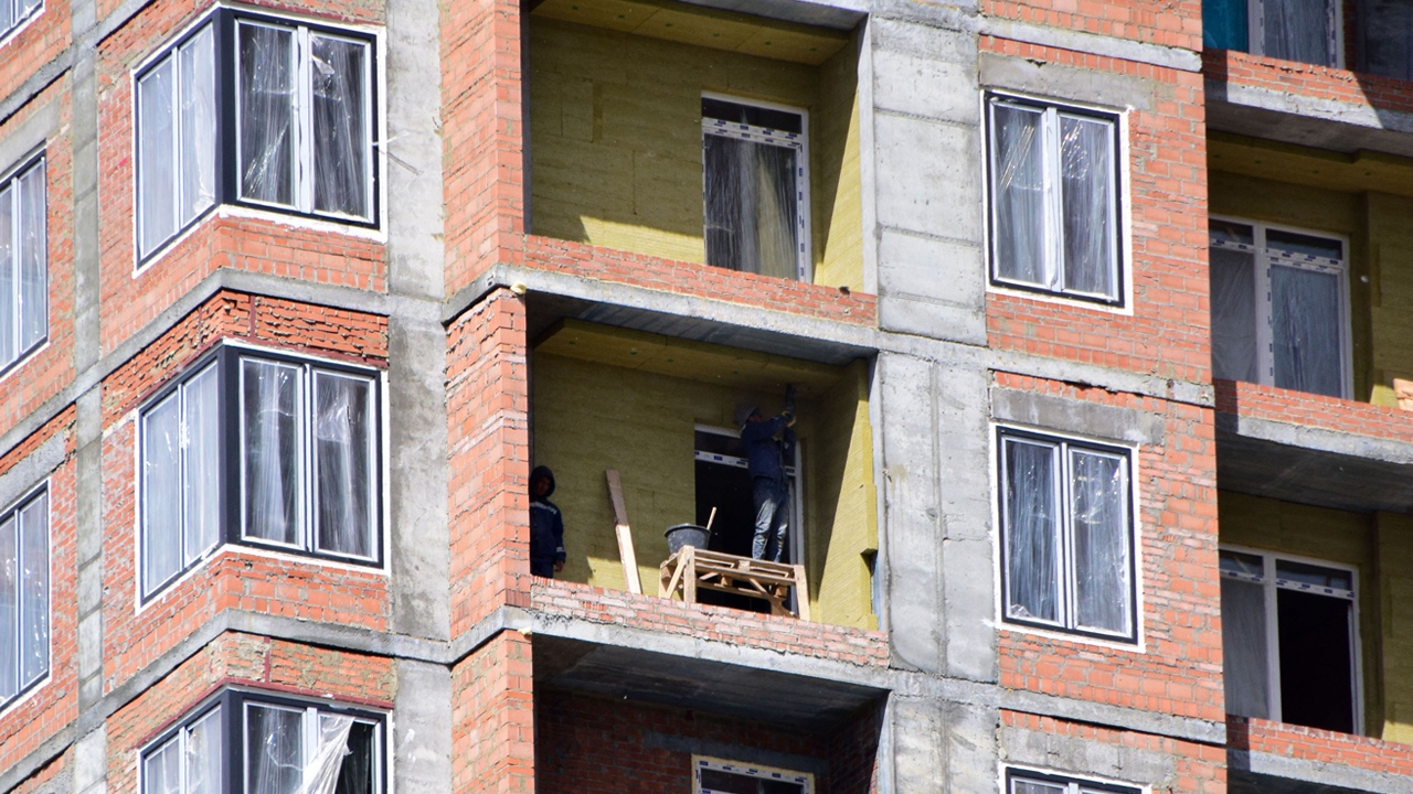 Фасады "под шубой": в Челябинске делают теплый ремонт домов