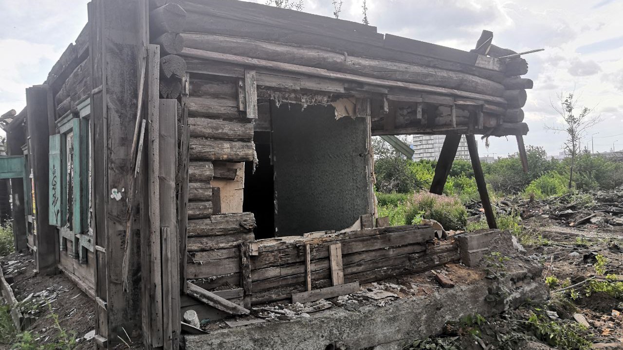 В центре Челябинска начали сносить заброшенные дома
