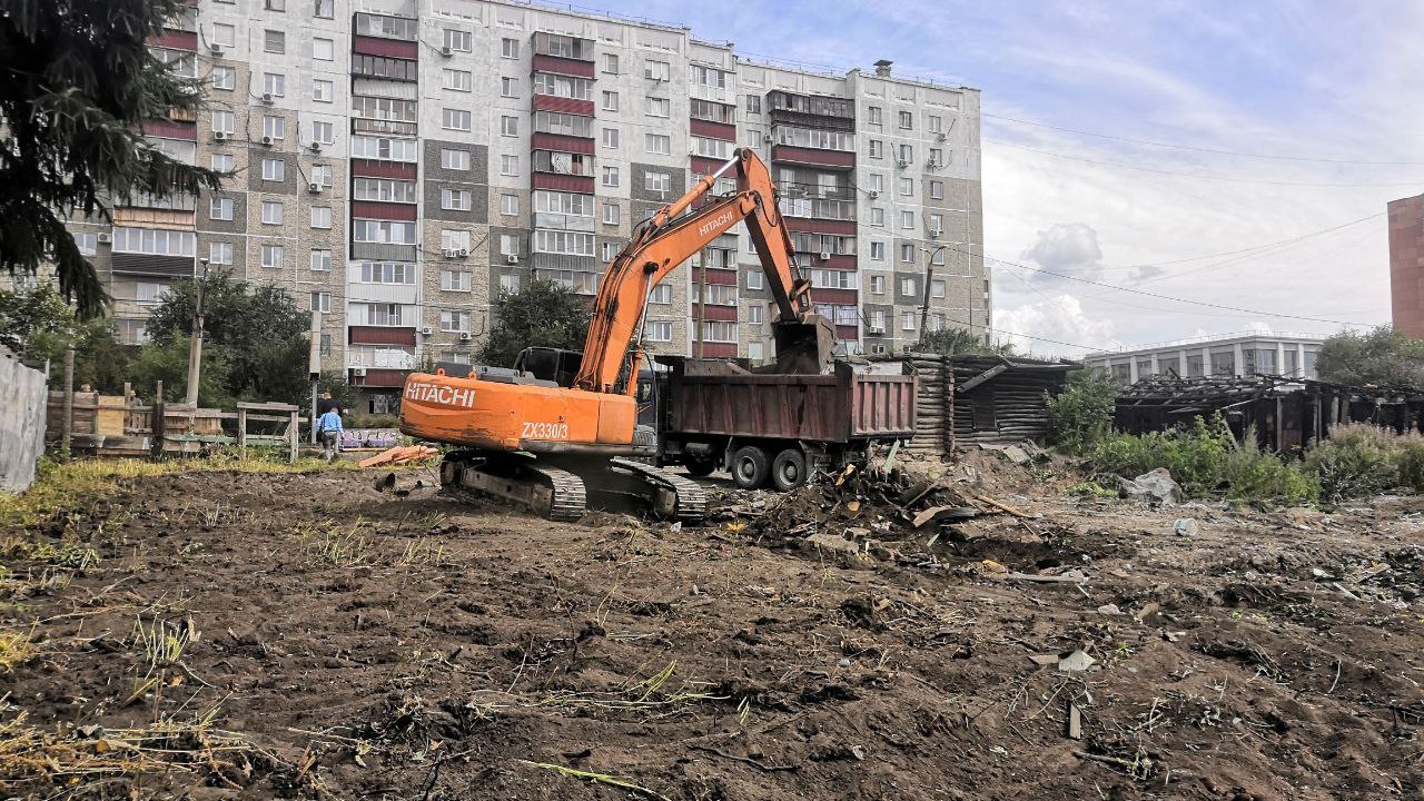 В центре Челябинска начали сносить заброшенные дома В центре Челябинска начали сносить заброшенные дома