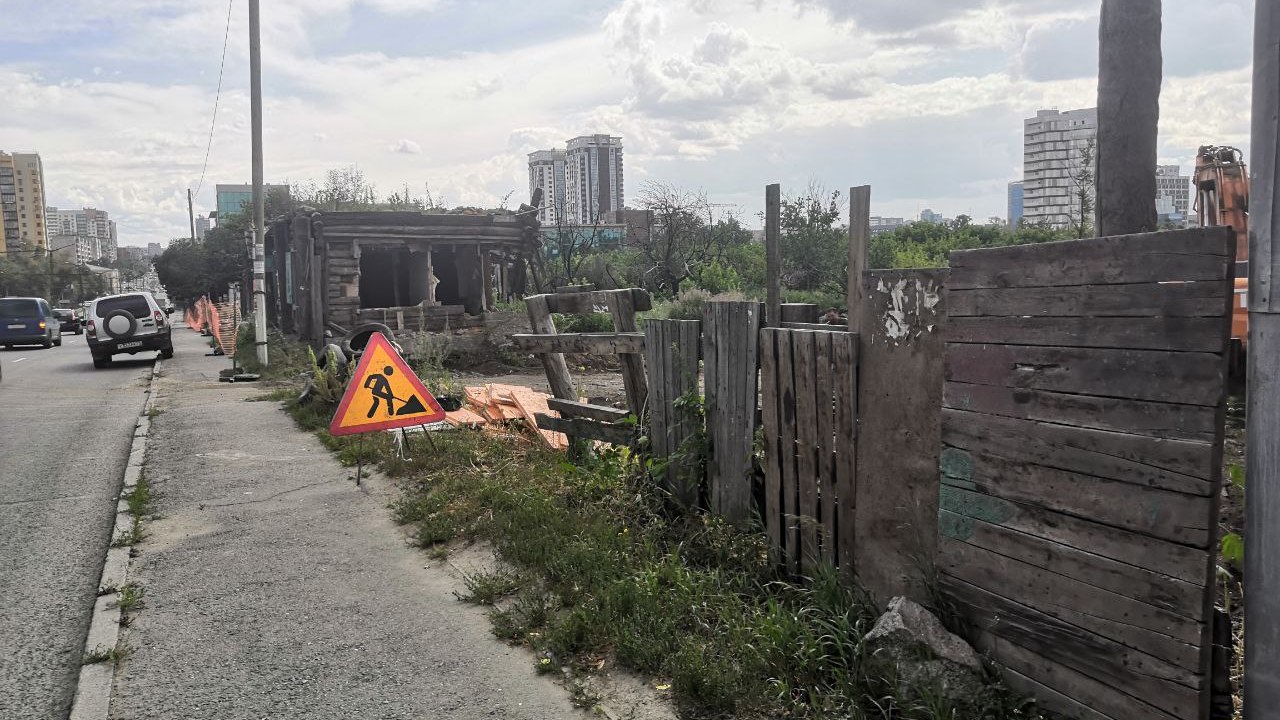 В центре Челябинска начали сносить заброшенные дома В центре Челябинска начали сносить заброшенные дома