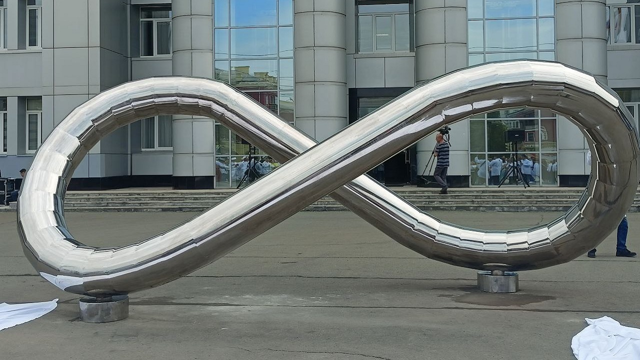 Знак бесконечности: новый арт-объект появился в Челябинске