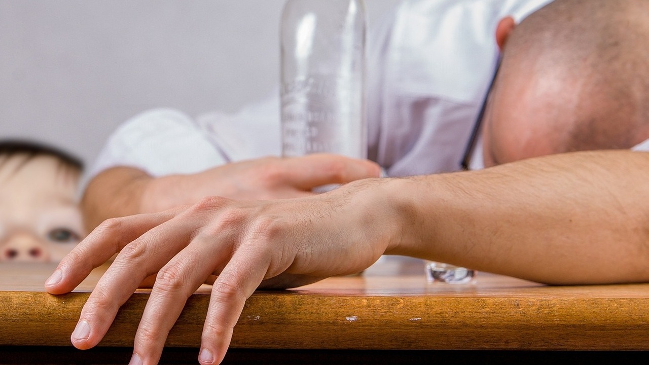 Челябинский врач рассказал, какие 5 симптомов могут говорить об алкоголизме