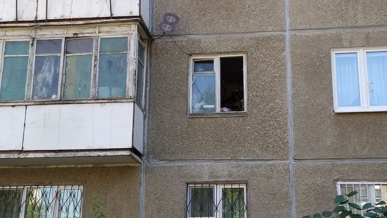 Южноуралец так захламил свою квартиру, что после смерти его пришлось выносить в окно