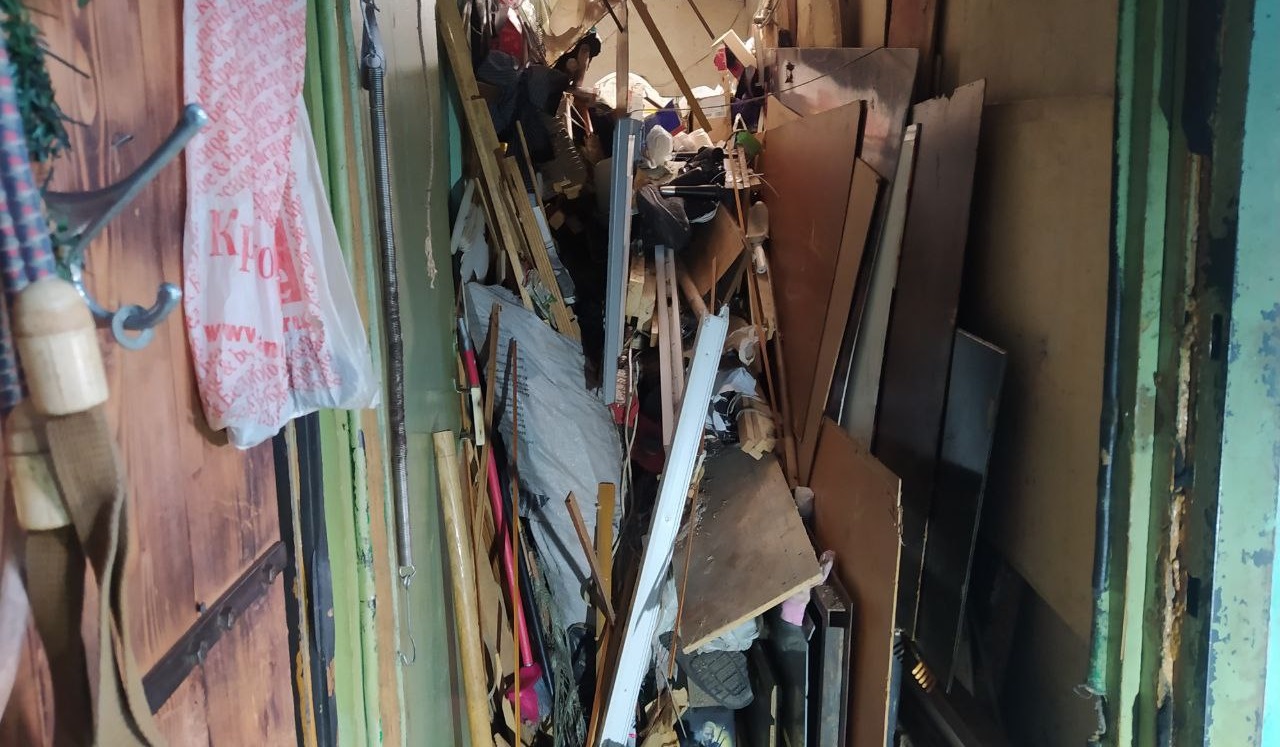 Южноуралец так захламил свою квартиру, что после смерти его пришлось выносить в окно