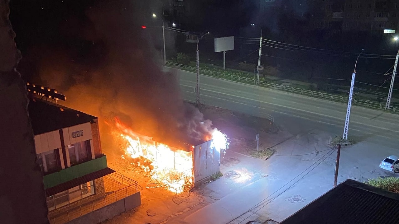 Торговый павильон уничтожило пламенем в Челябинской области