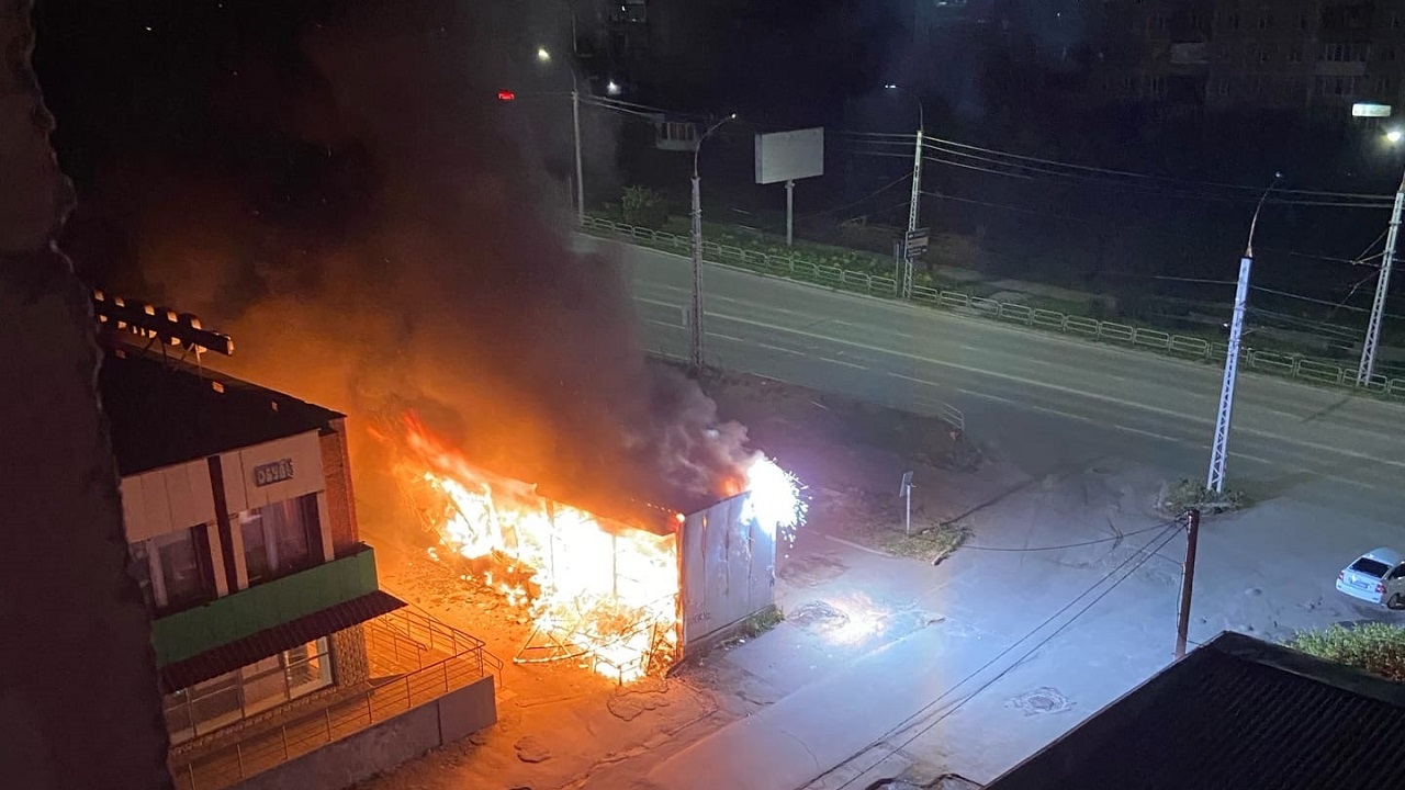 Торговый павильон уничтожило пламенем в Челябинской области Торговый павильон уничтожило пламенем в Челябинской области