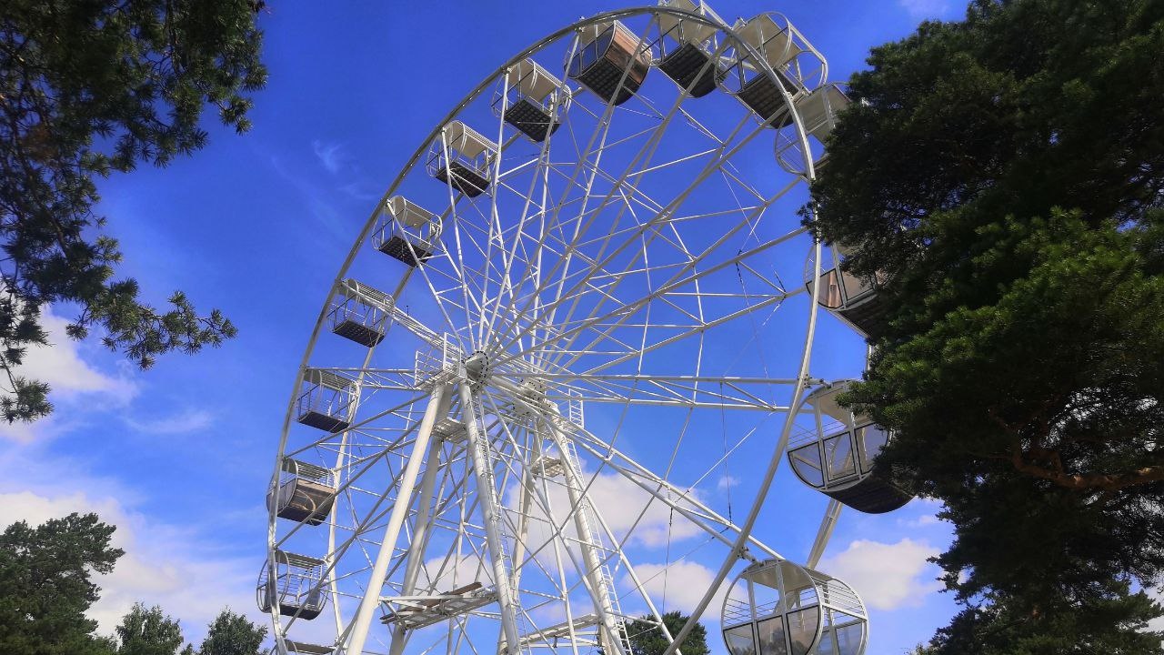 В челябинском парке Гагарина открыли 28-метровое колесо обозрения 