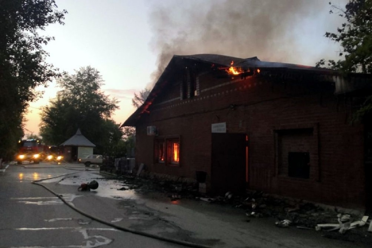 Во время пожара на кладбище в Челябинске спасли почти 100 икон