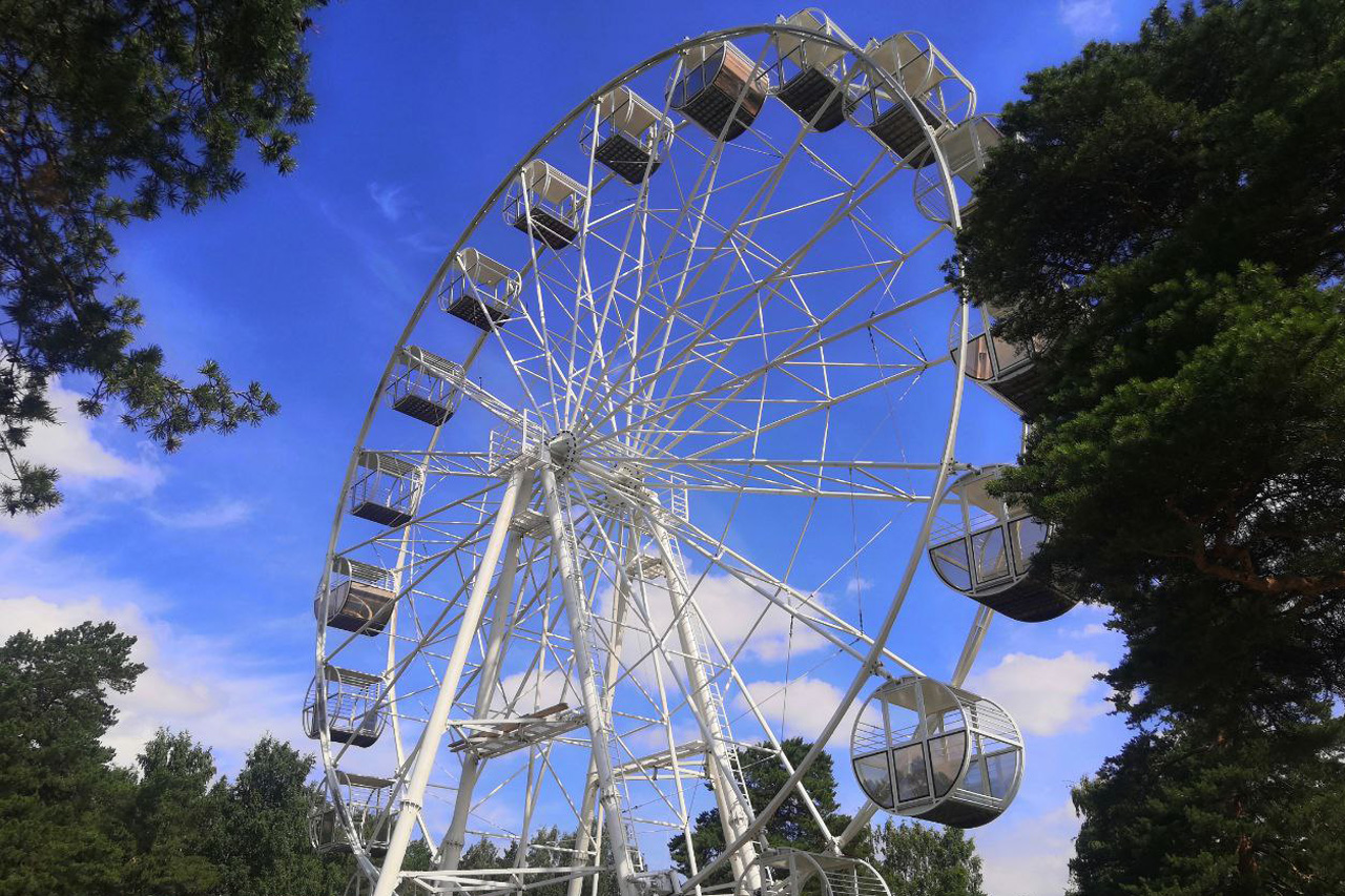  Новое колесо обозрения готовят в открытию в парке Челябинска