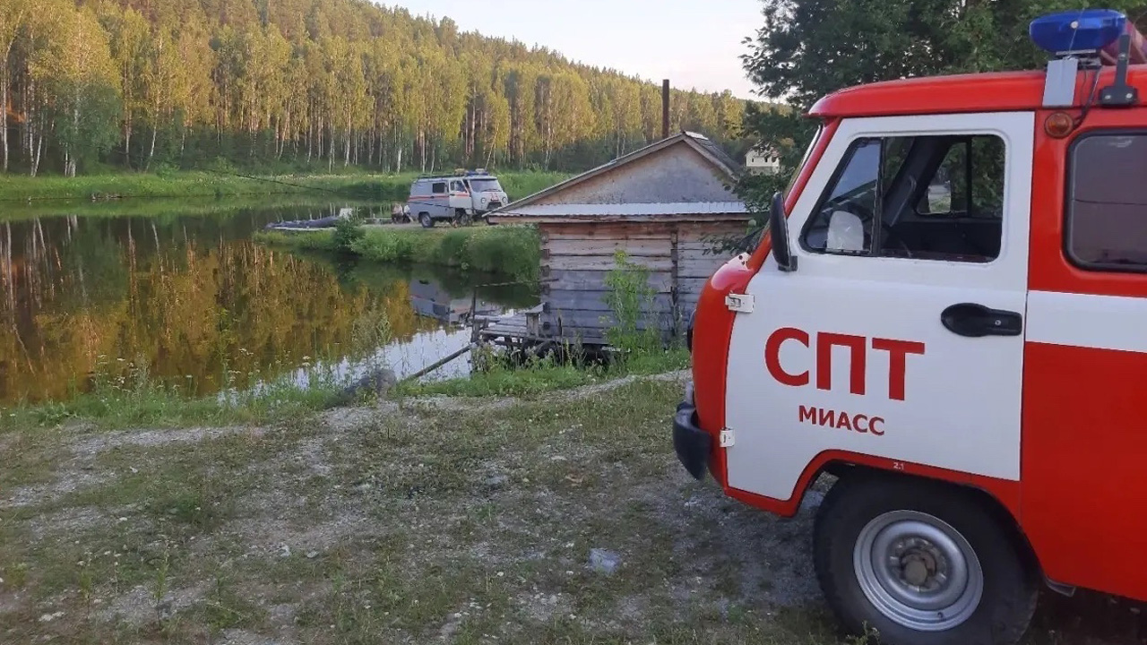 Искали спасатели и родственники: мужчина утонул в Челябинской области