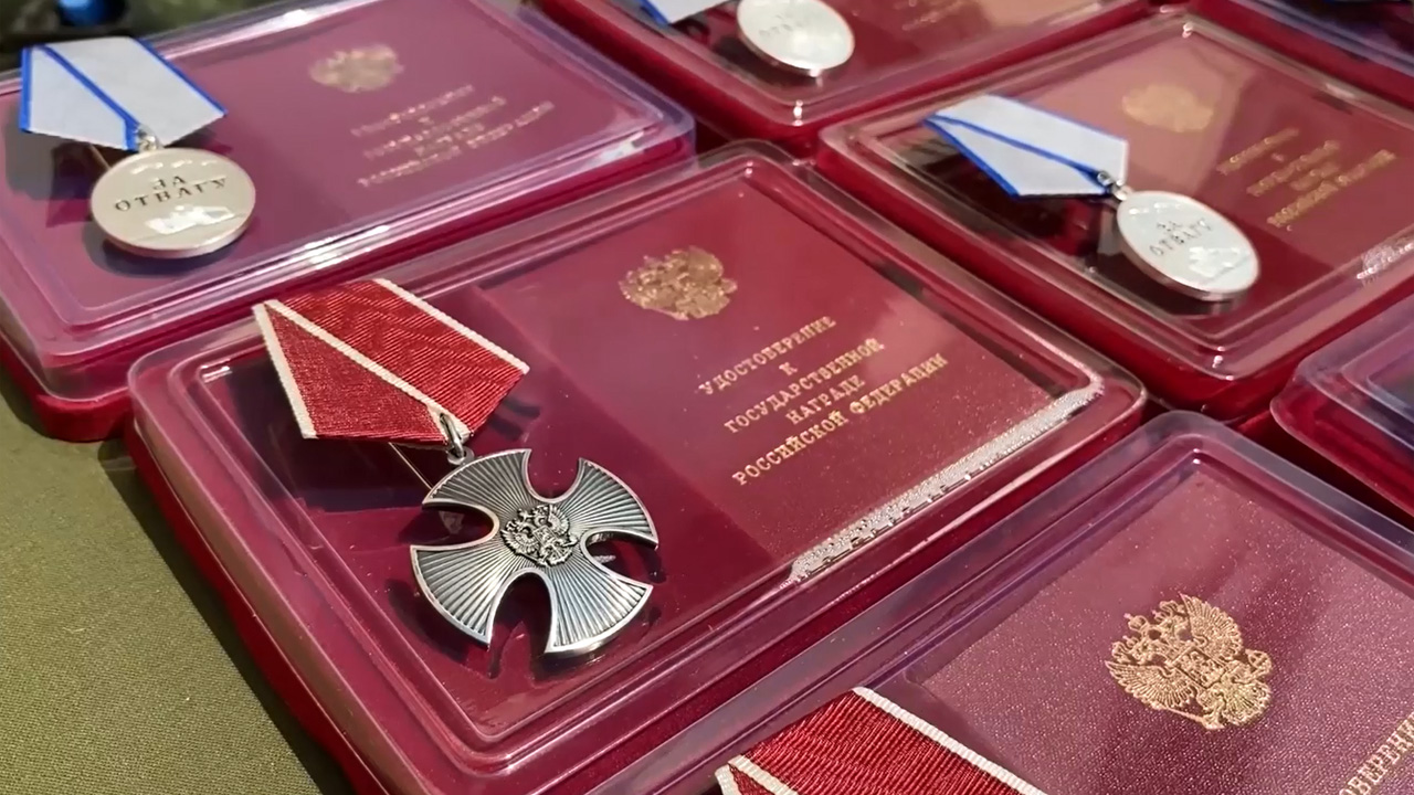 Командующий войсками ЦВО вручил госнаграды участникам спецоперации