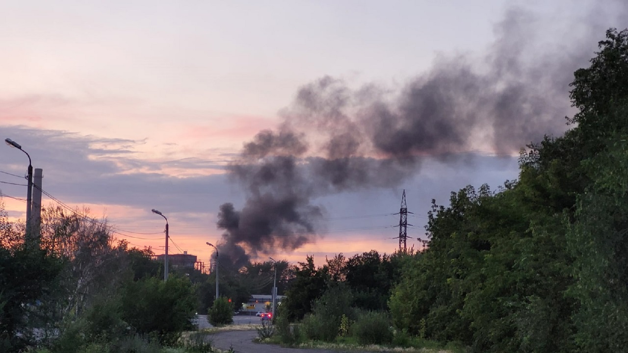 На заводе в Челябинске загорелся трансформатор: эвакуированы 25 человек