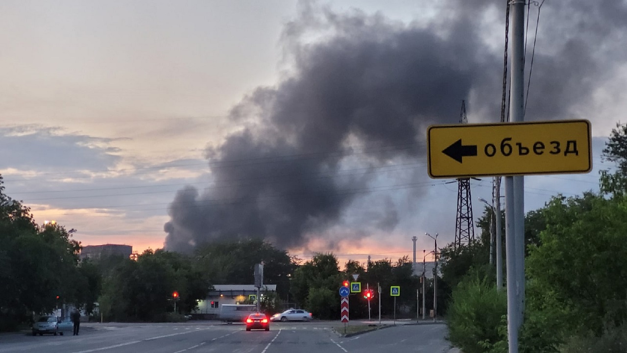 На заводе в Челябинске загорелся трансформатор: эвакуированы 25 человек