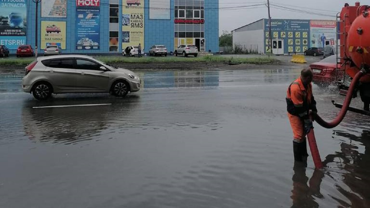 Потопы на дорогах и оторванные крыши: непогода обрушилась на Южный Урал