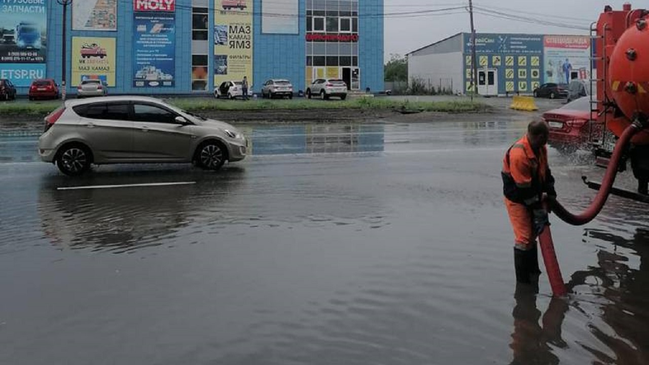Потопы на дорогах и оторванные крыши: непогода обрушилась на Южный Урал Потопы на дорогах и оторванные крыши: непогода обрушилась на Южный Урал