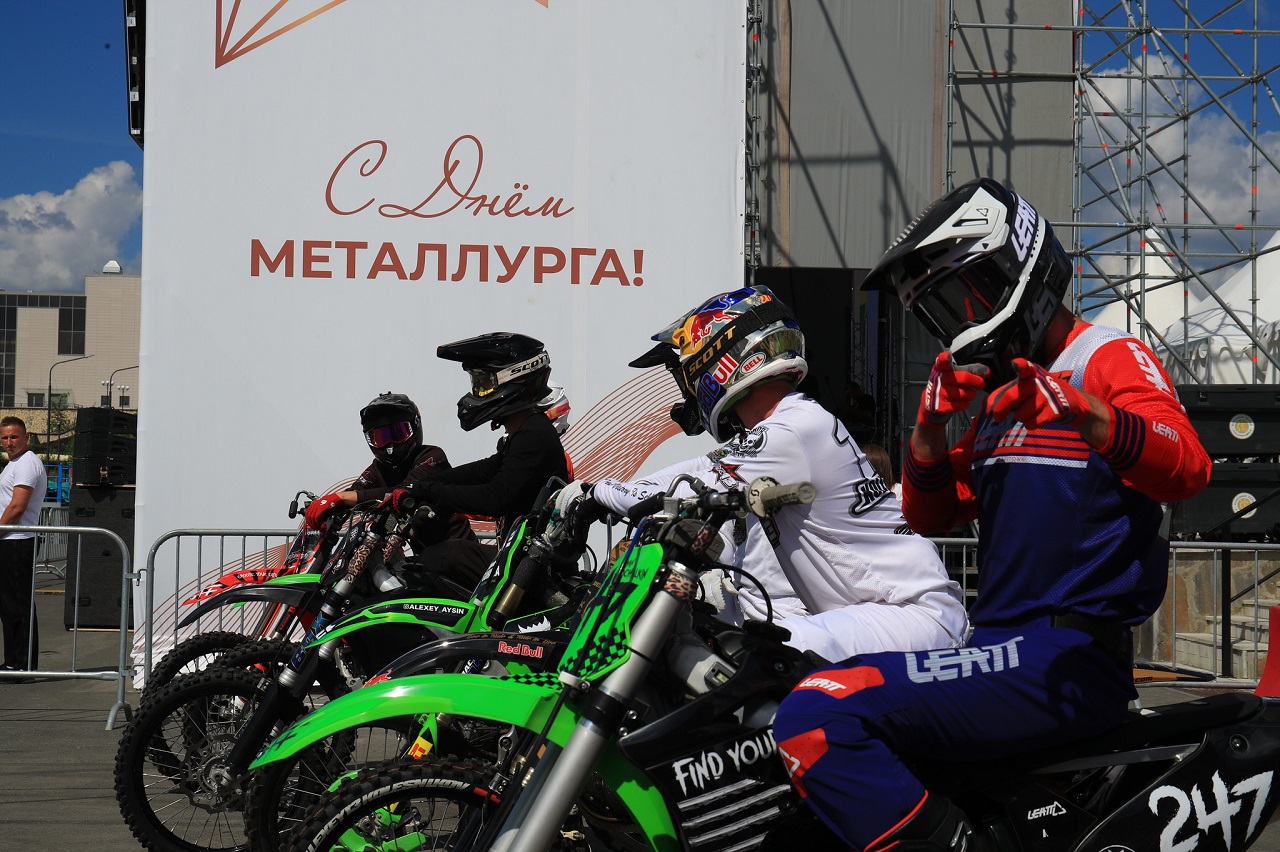 Светомузыкальный фонтан открыли в Карабаше к 200-летию города