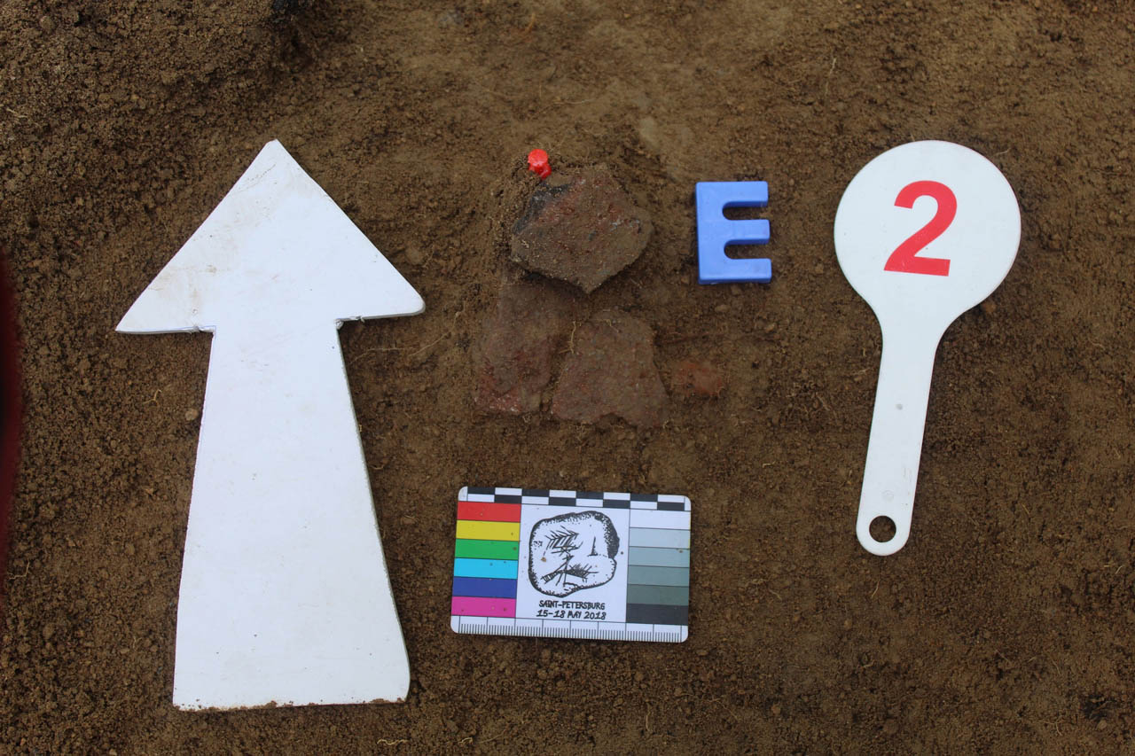 Древние орудия и фрагменты сосуда с отпечатками пальцев нашли на Урале