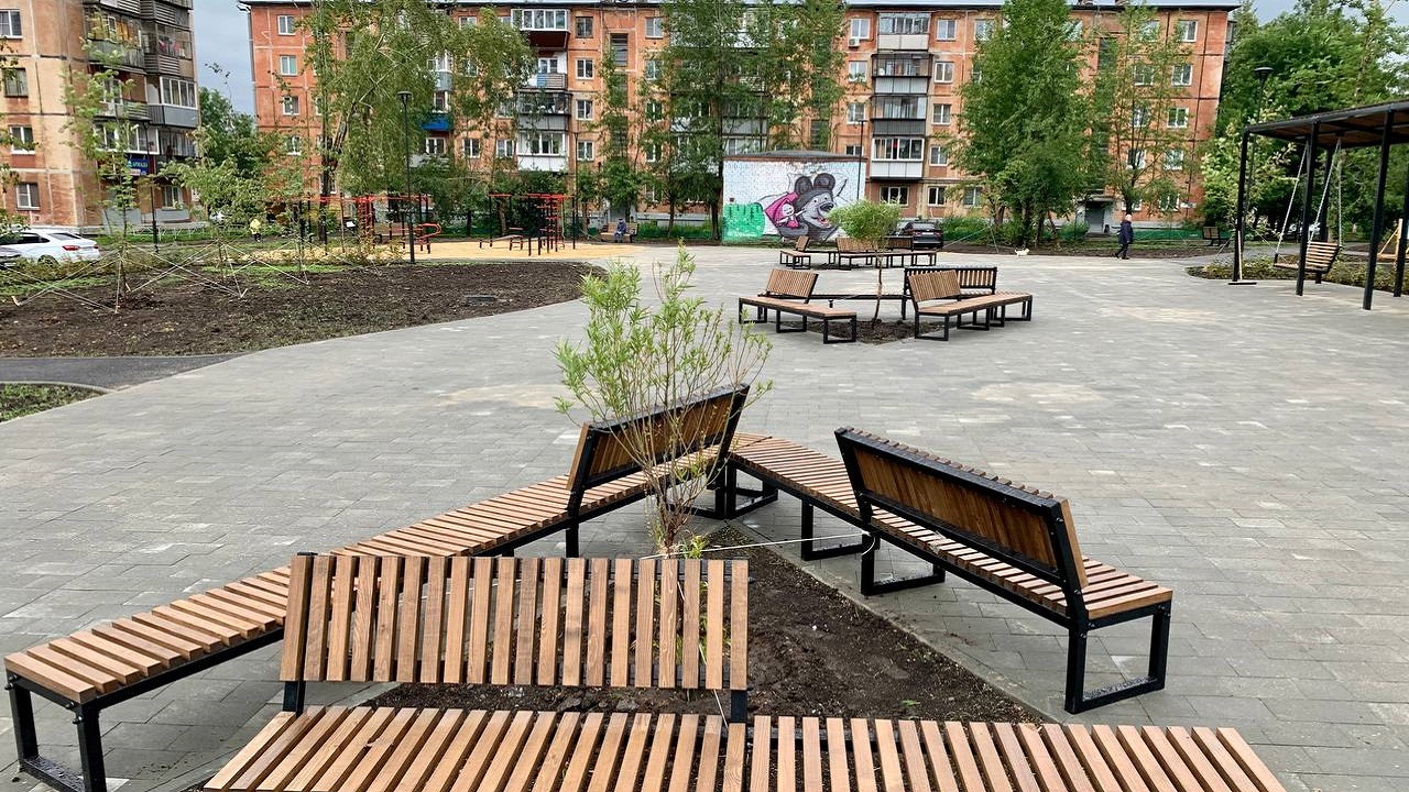В Челябинске на месте незаконной парковки сделали новый сквер