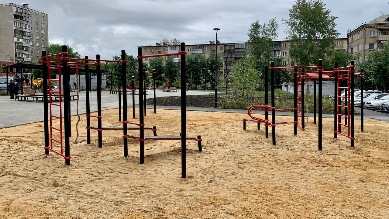 В Челябинске на месте незаконной парковки сделали новый сквер