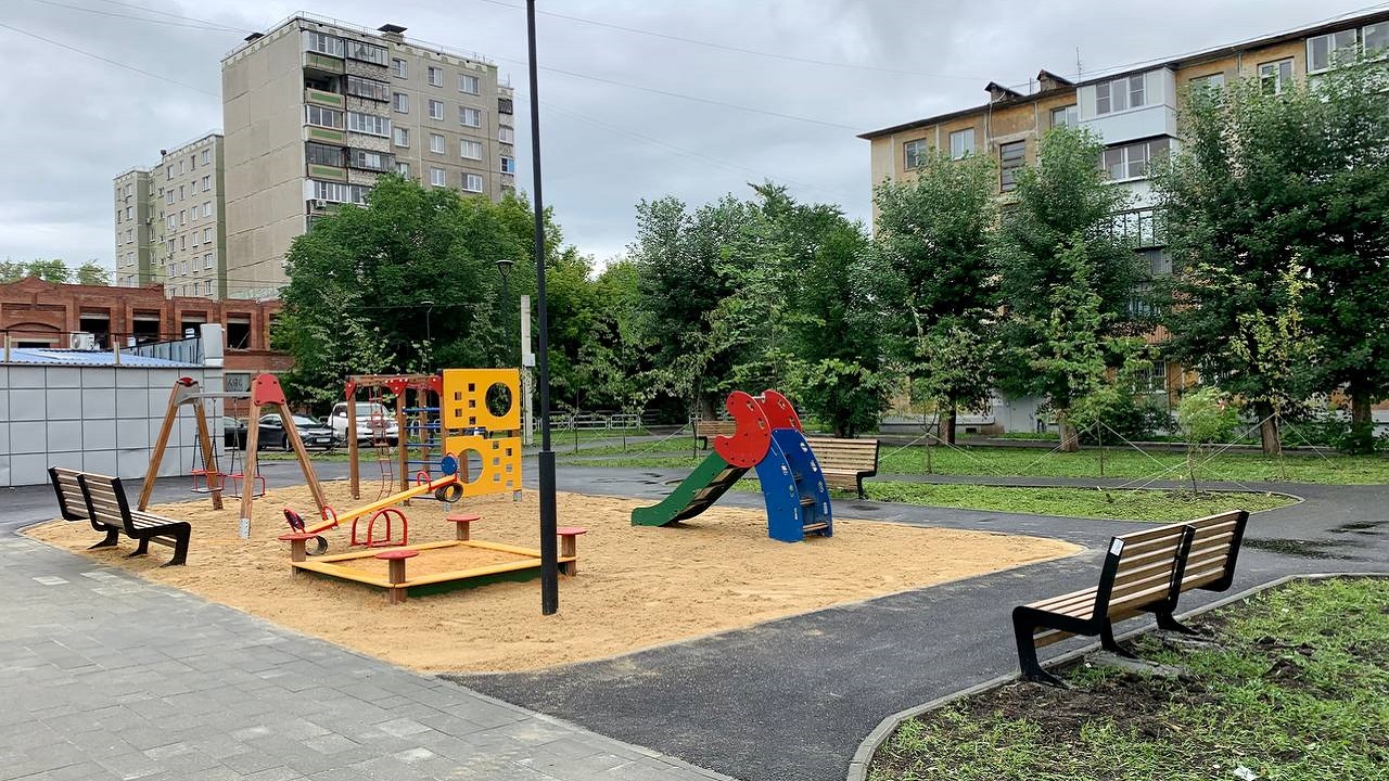 В Челябинске на месте незаконной парковки сделали новый сквер