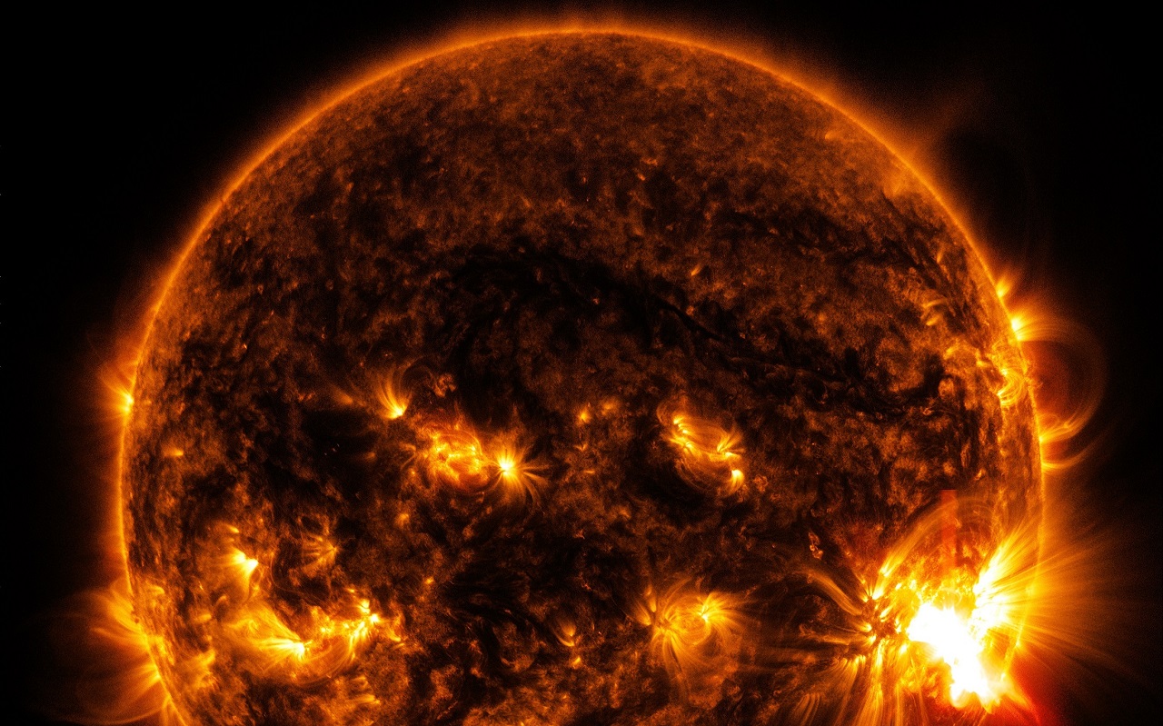 Магнитные бури 2022: на Солнце произошла мощная вспышка с фонтаном плазмы