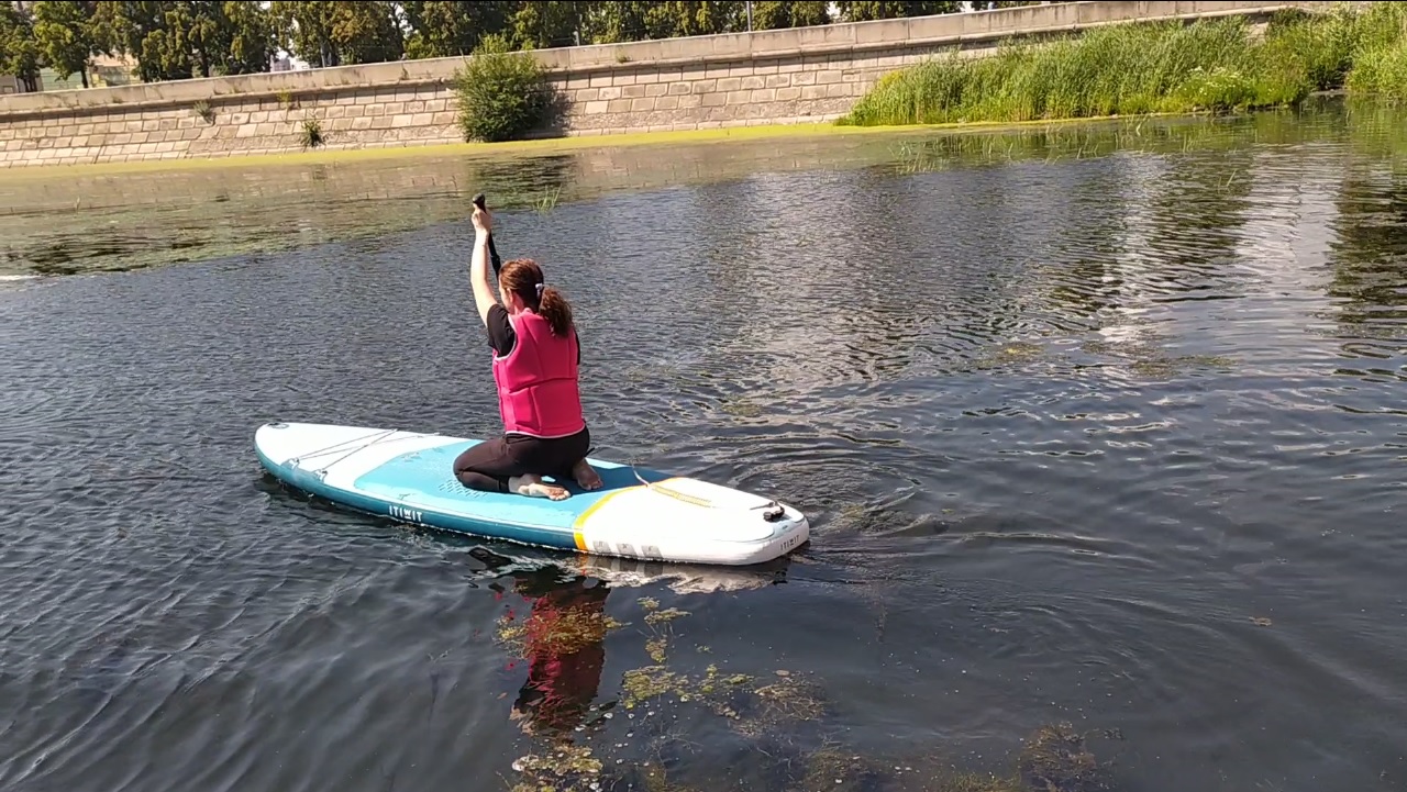 Закрыли сезон: челябинские театралы устроили заплыв на сапбордах