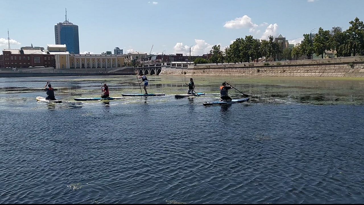 Закрыли сезон: челябинские театралы устроили заплыв на сапбордах