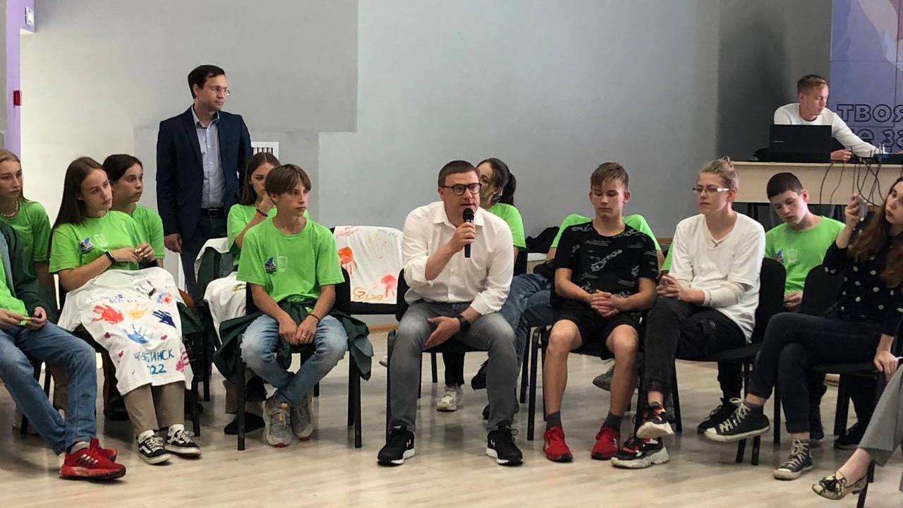 Алексей Текслер посетил детский лагерь, где отдыхают дети из ДНР