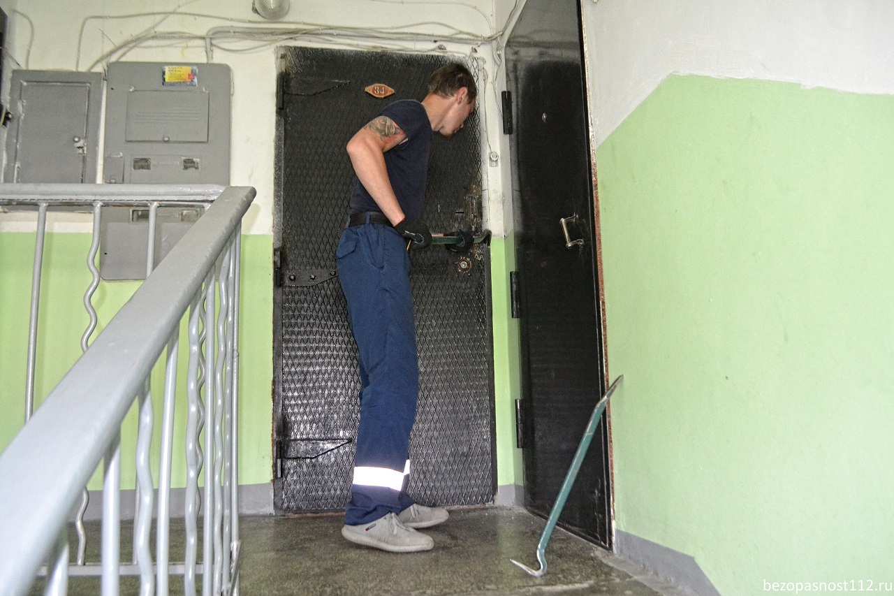 Погибшего мужчину обнаружили в запертой квартире в Челябинске
