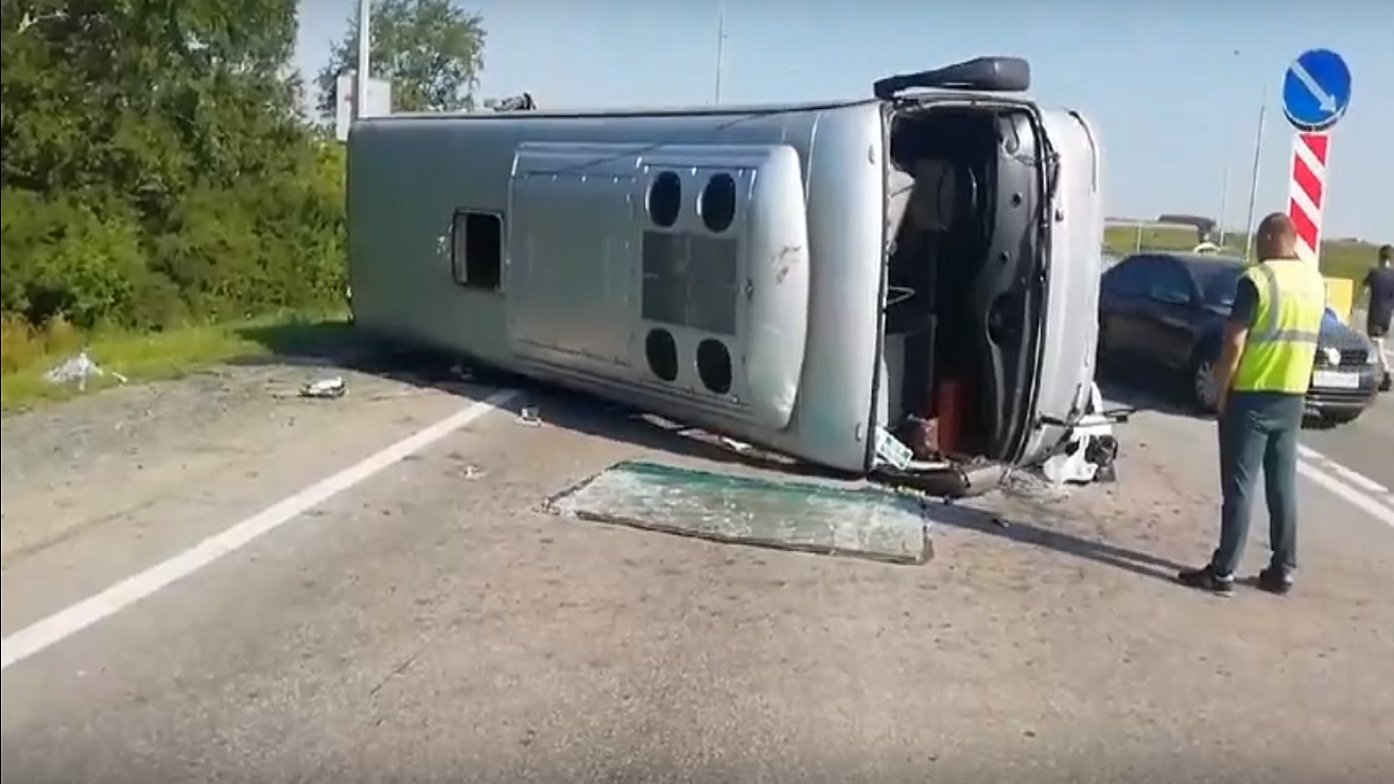 Автобус перевернулся: 5 человек пострадали в ДТП в Челябинской области ВИДЕО