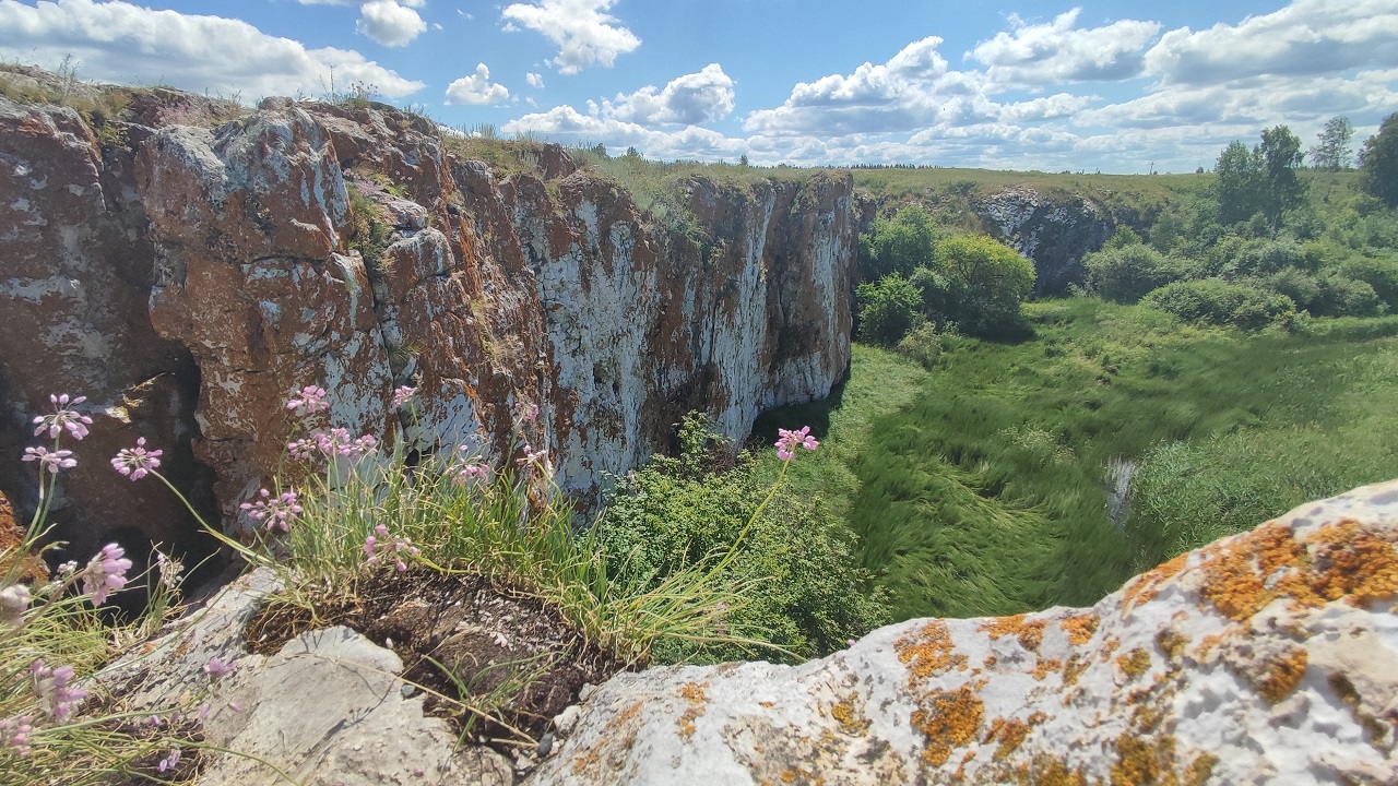 Природный аттракцион: древние скалы на Урале привлекают туристов