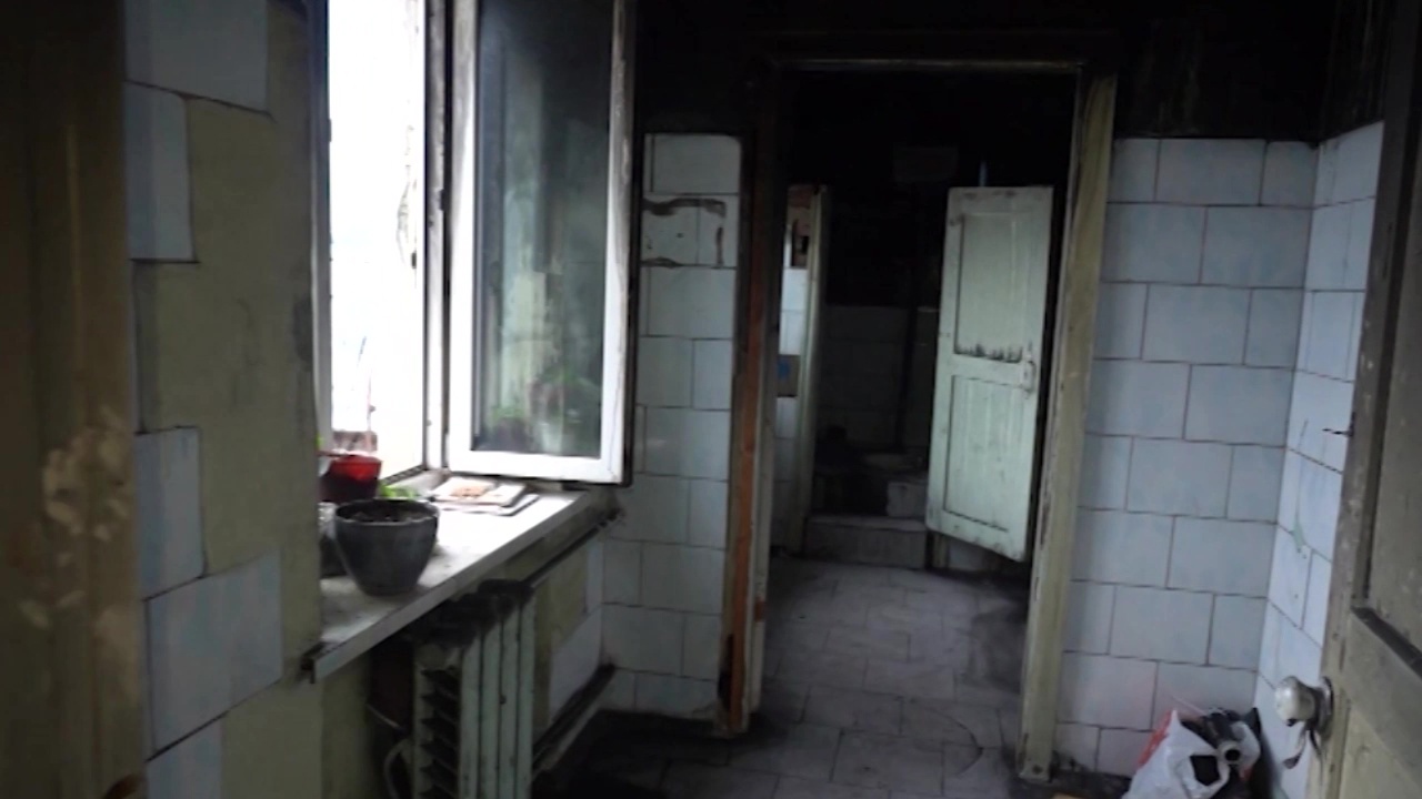 Погорельцы из Златоуста показали, как ютятся на руинах