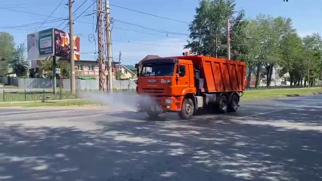 Асфальт плавится: из-за жары в Челябинске начали поливать дороги