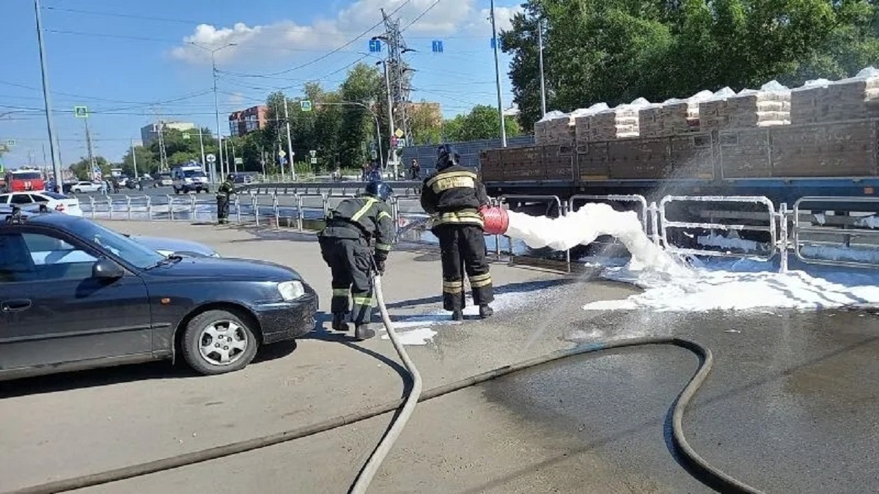 Бензин из КАМАЗа вылился на дорогу: серьезное ДТП в Челябинске ликвидируют спасатели