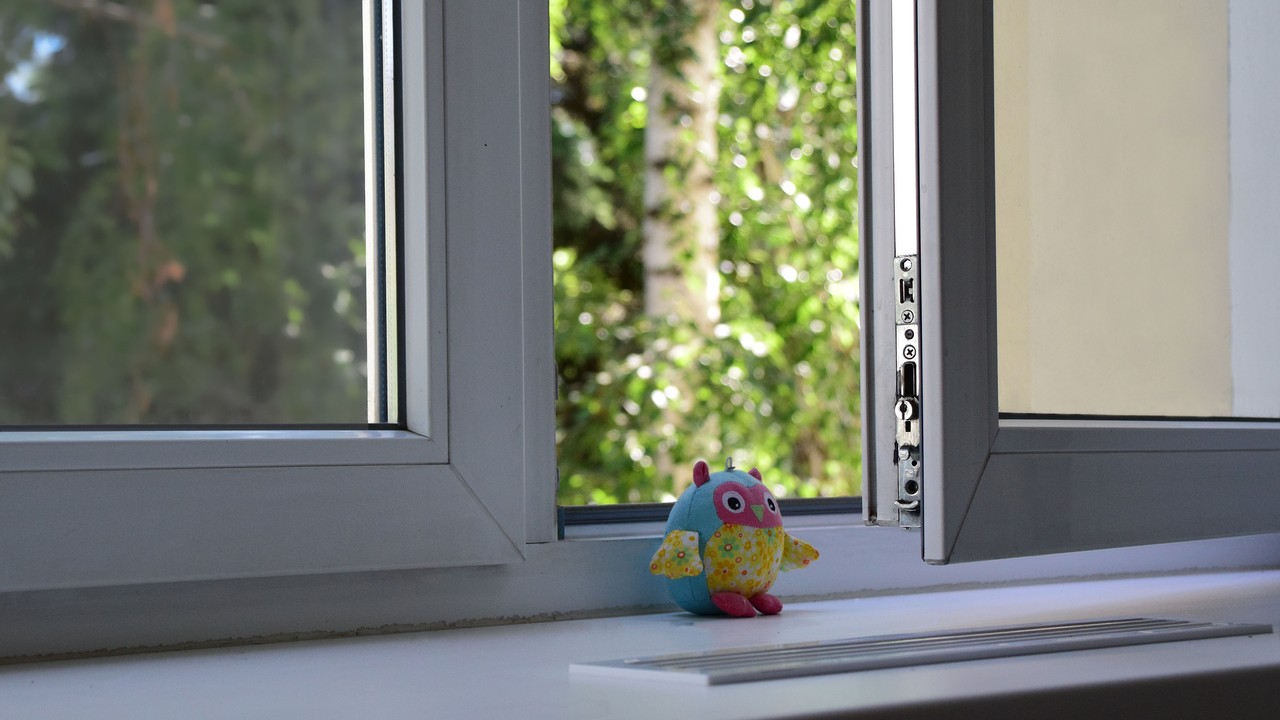 Дети 3 и 5 лет выпали с балкона в Челябинске Дети 3 и 5 лет выпали с балкона в Челябинске